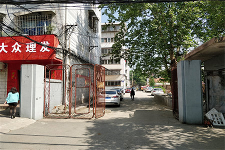 龙城华庭2室2厅1卫90㎡多层2楼加车位加附房南北通